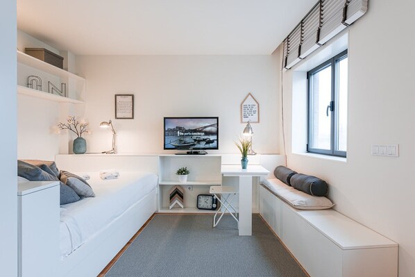 Iron/ironing board, free Internet, bed sheets - GuestReady - Lazaro Studio (Porto)