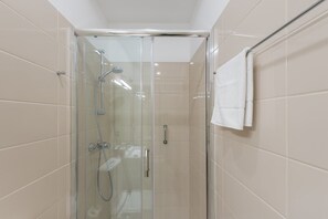 Douche, sèche-cheveux, serviettes fournies, savon