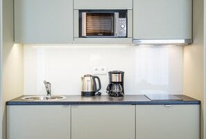 Frigorífico, microondas, cafetera o tetera y tostadora