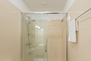 Een douche, een haardroger, handdoeken, zeep