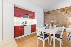 Réfrigérateur, micro-ondes, plaque de cuisson, cafetière/bouilloire