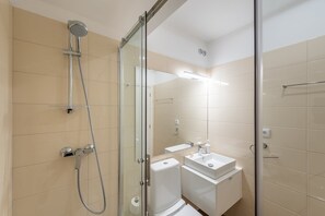 Een douche, een haardroger, handdoeken, zeep
