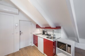 Kjøleskap, mikrobølgeovn, kaffetrakter/tekoker og brødrister