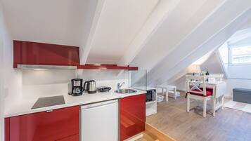 Réfrigérateur, micro-ondes, cafetiÚre/bouilloire, grille-pain