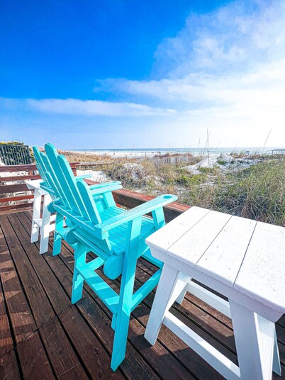 Cozy Studio On The Beach!  King Bed, Queen Sofa. Sleeps 4