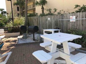 Outdoor dining - Cozy Studio On The Beach!  King Bed, Queen Sofa. Sleeps 4 (Panama City Beach)