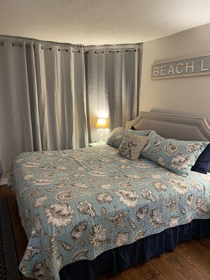 Tabla de planchar con plancha, wifi gratis y ropa de cama