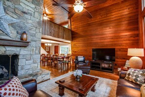 Smart TV, fireplace - Pineapple Lodge: Mountain Vibes~Game Room~Grill~Loads of Space (McGaheysville)
