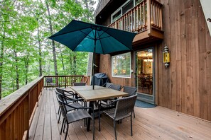 Outdoor dining - Pineapple Lodge: Mountain Vibes~Game Room~Grill~Loads of Space (McGaheysville)