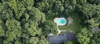 Retreat with Hot Tub, 10 Min to Skiing, Fireplace and Firepit!