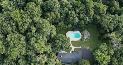 Retreat with Hot Tub, 10 Min to Skiing, Fireplace and Firepit!