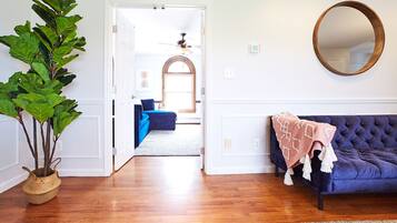 TV connectée, cheminée, jeux vidéo, table de tennis de table