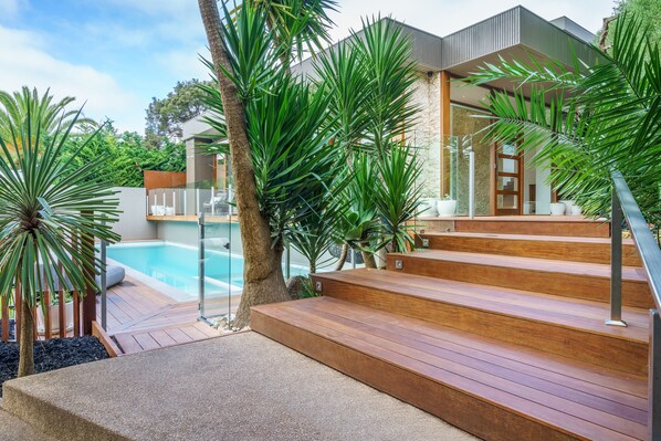 Outdoor pool, a heated pool - Trelawney Beach House, Directly opposite the beach, heated pool and spa (Blairgowrie)