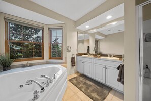 Kombinert dusj/badekar, boblebad og håndklær