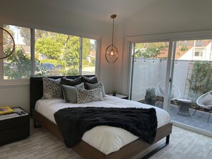 4 bedrooms, desk, WiFi
