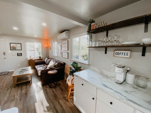 Modern House in the Heart of Grants Pass with Hot Tub and Fire Pit 