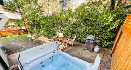 Modern House in the Heart of Grants Pass with Hot Tub and Fire Pit