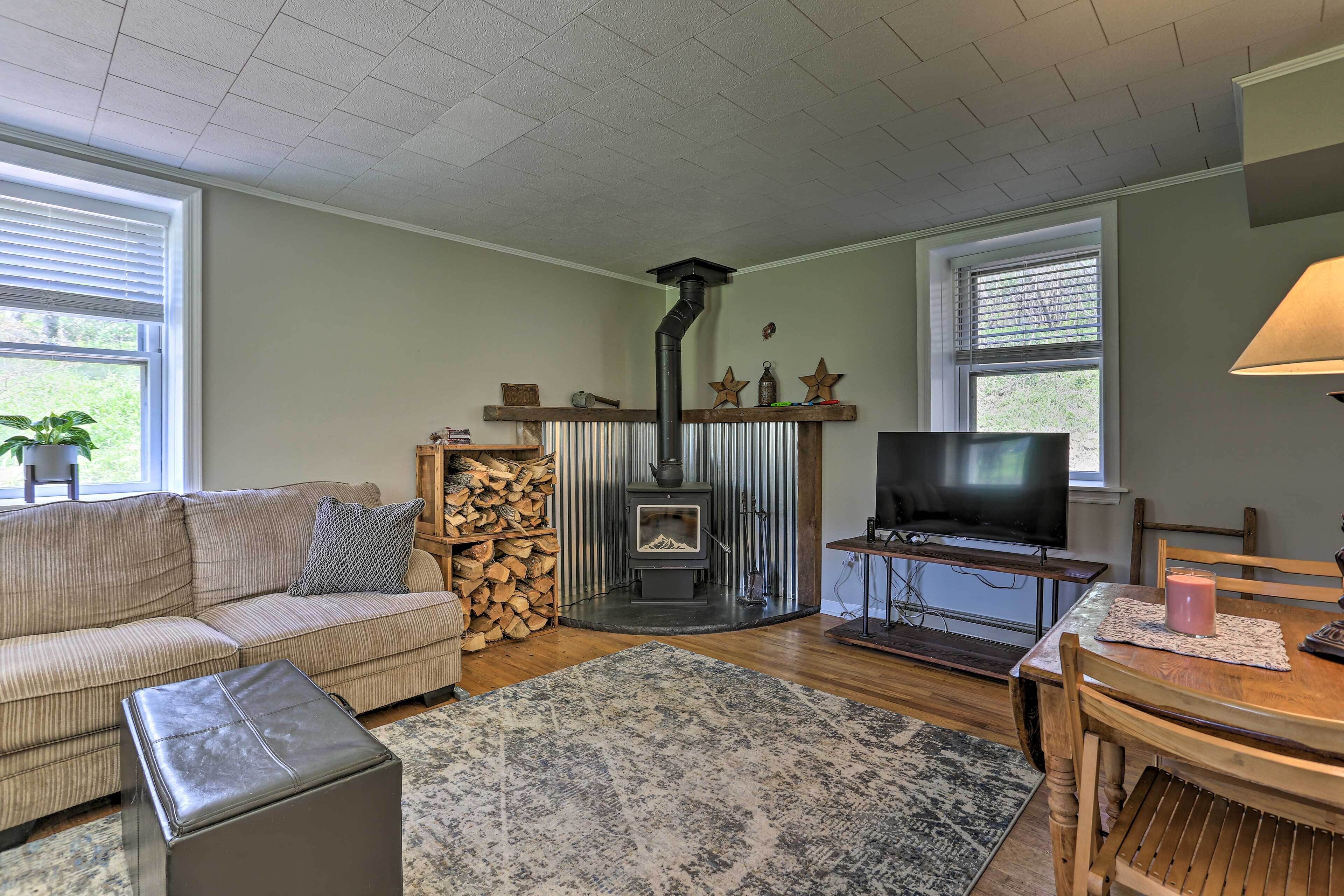 Idyllic Hellertown Cottage w/ Patio & Fire Pit!
