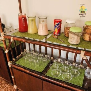 Free daily buffet breakfast - Pousada Canto da Praça (Bertioga)