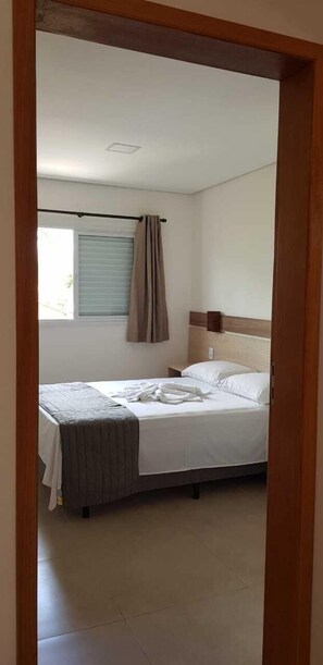 Double Room, Balcony | Minibar, desk, free WiFi, bed sheets - Pousada Canto da Praça (Bertioga)