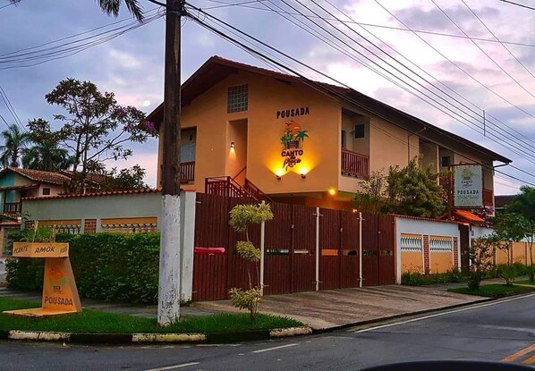 Front of property - Pousada Canto da Praça (Bertioga)