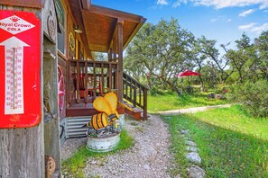 Terrace/patio - The Pineapple Ranchette | Charming Romantic Cabin for 2 (Wimberley)
