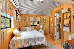 1 bedroom, bed sheets - The Pineapple Ranchette | Charming Romantic Cabin for 2 (Wimberley)