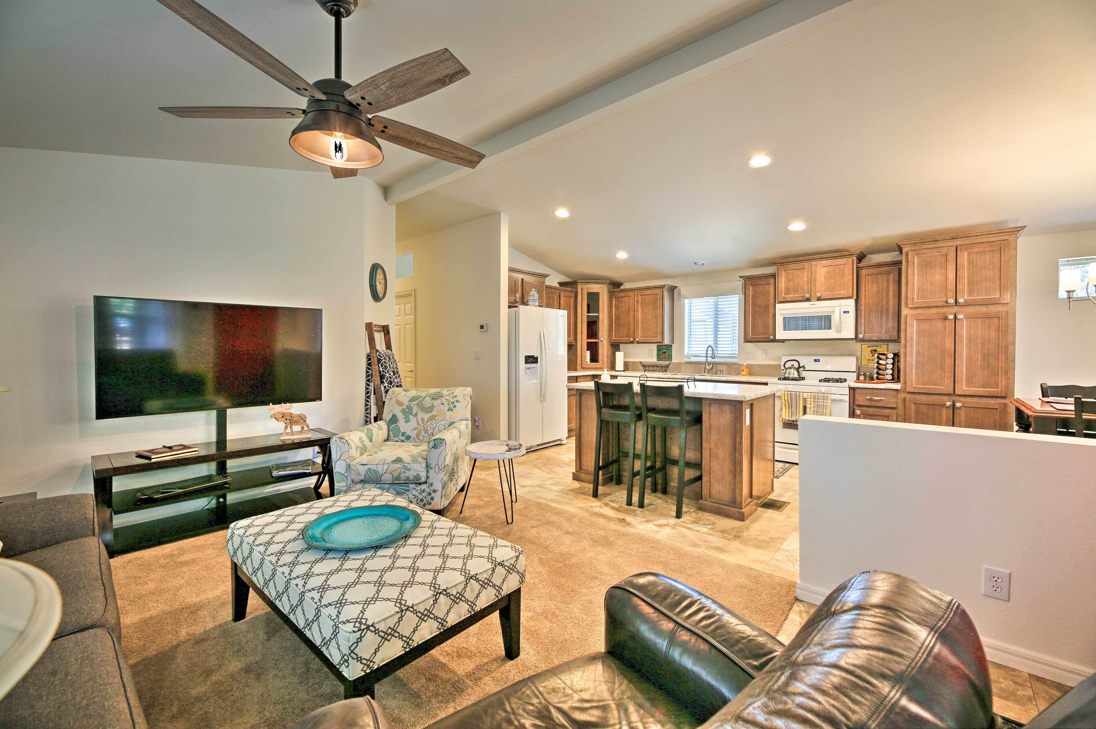 Show Low Abode w/ Fire Pit: Explore & Relax!