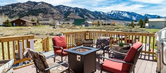 Large House with 2 King Beds, Game Room and Deck, 60 minutes from Jackson Hole