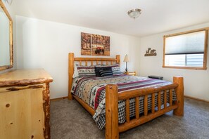 5 Schlafzimmer, Schreibtisch, Bügeleisen/Bügelbrett, Reisekinderbett