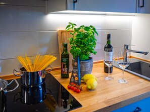 Kühlschrank, Ofen, Herdplatte, Geschirrspüler