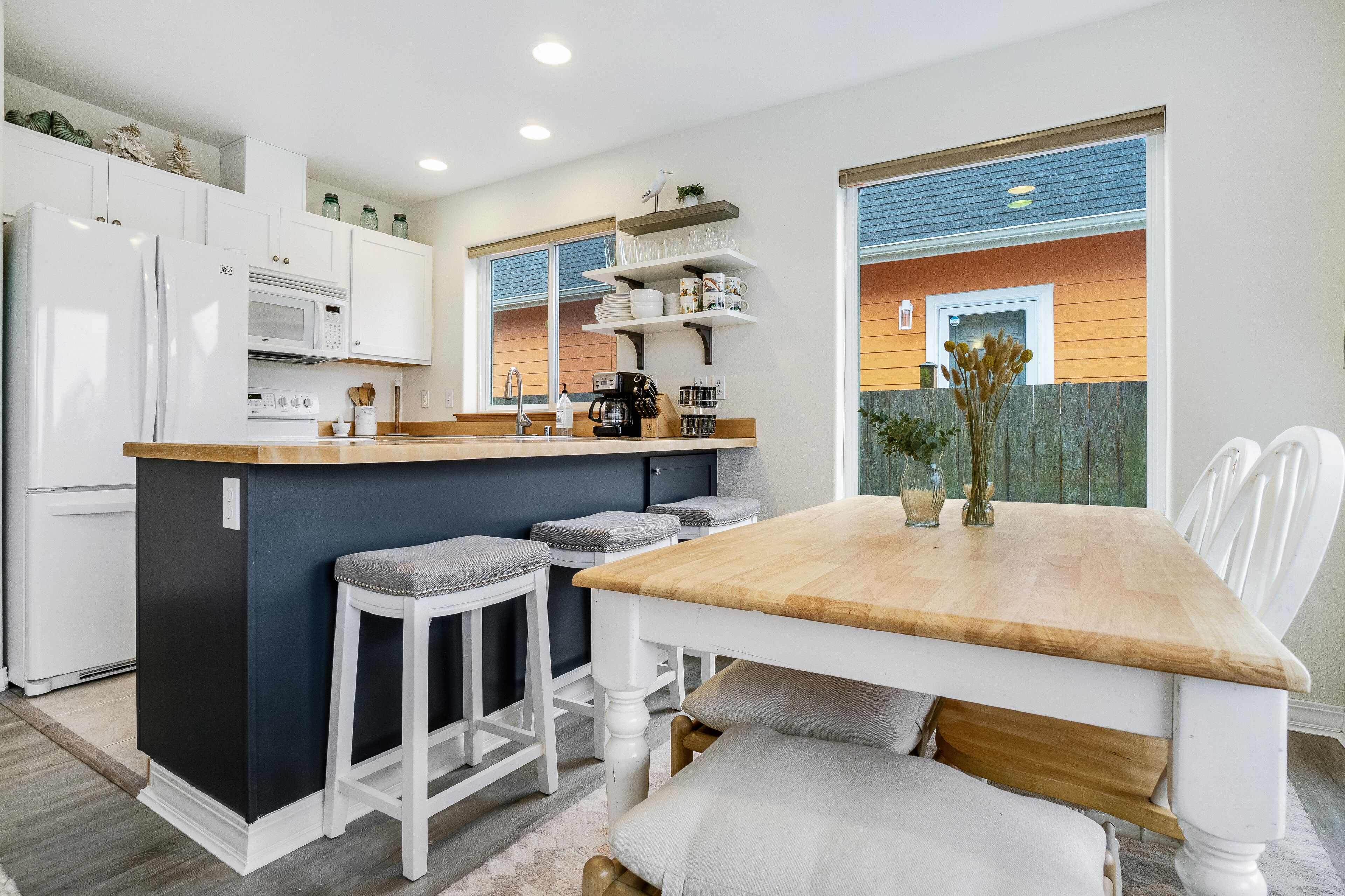 Family-Friendly, Two-Level Home w/Free WiFi, Gas Grill, Washer/Dryer, & Balcony