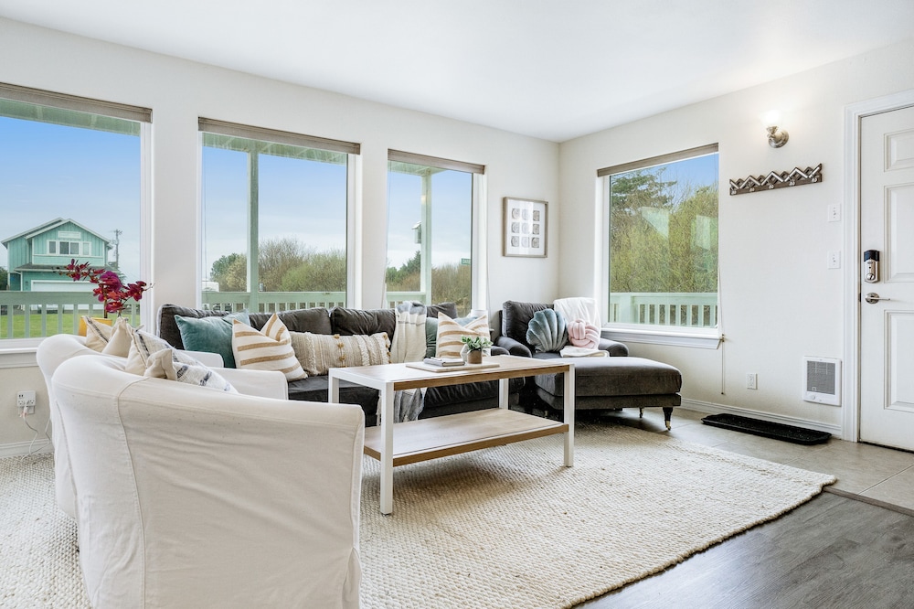 Family-Friendly, Two-Level Home w/Free WiFi, Gas Grill, Washer/Dryer, & Balcony