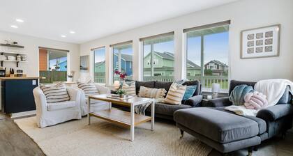 Family-Friendly, Two-Level Home w/Free WiFi, Gas Grill, Washer/Dryer, & Balcony