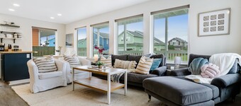 Family-Friendly, Two-Level Home w/Free WiFi, Gas Grill, Washer/Dryer, & Balcony