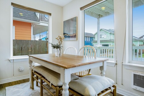 Family-Friendly, Two-Level Home w/Free WiFi, Gas Grill, Washer/Dryer, & Balcony