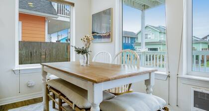 Family-Friendly, Two-Level Home w/Free WiFi, Gas Grill, Washer/Dryer, & Balcony