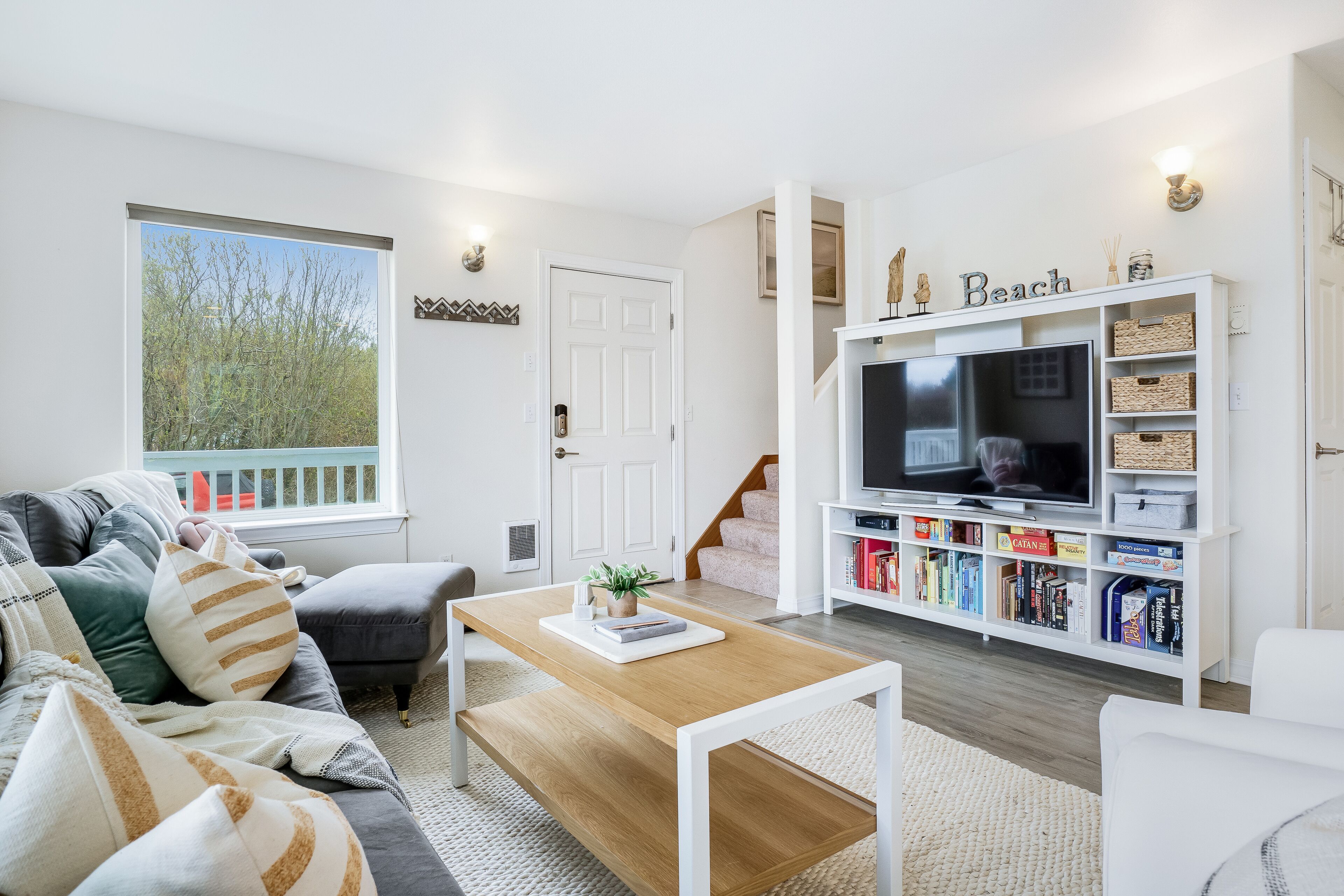 Family-Friendly, Two-Level Home w/Free WiFi, Gas Grill, Washer/Dryer, & Balcony