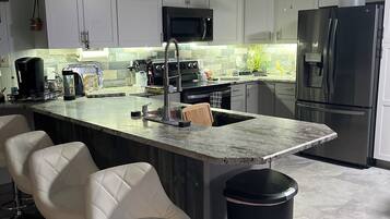 Réfrigérateur, micro-ondes, four, plaque de cuisson