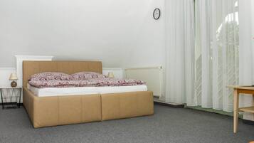 6 bedrooms, travel crib, free WiFi, bed sheets