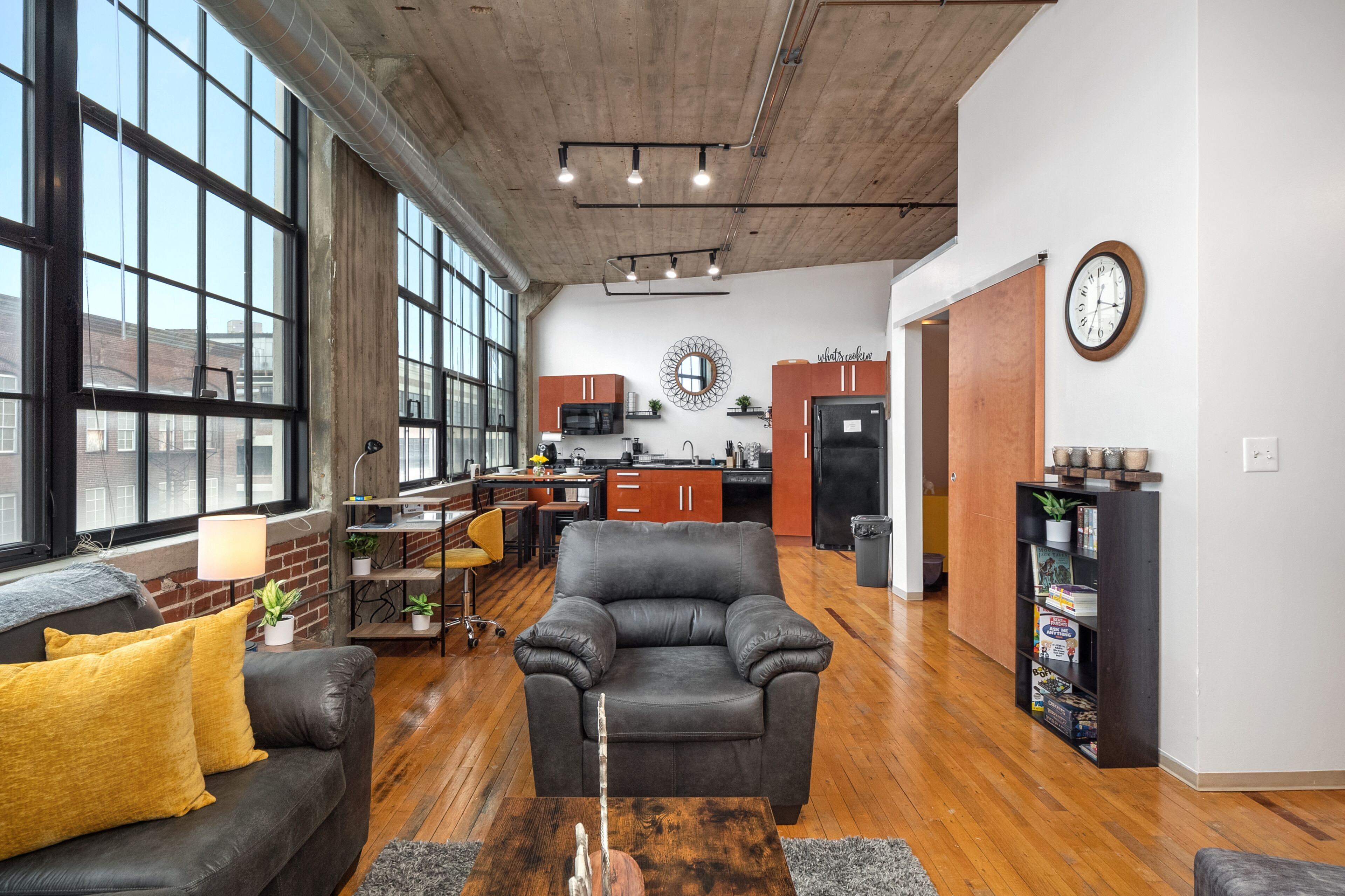 Spacious 2Bd/2ba LOFT Downtown Free Gated Parking.