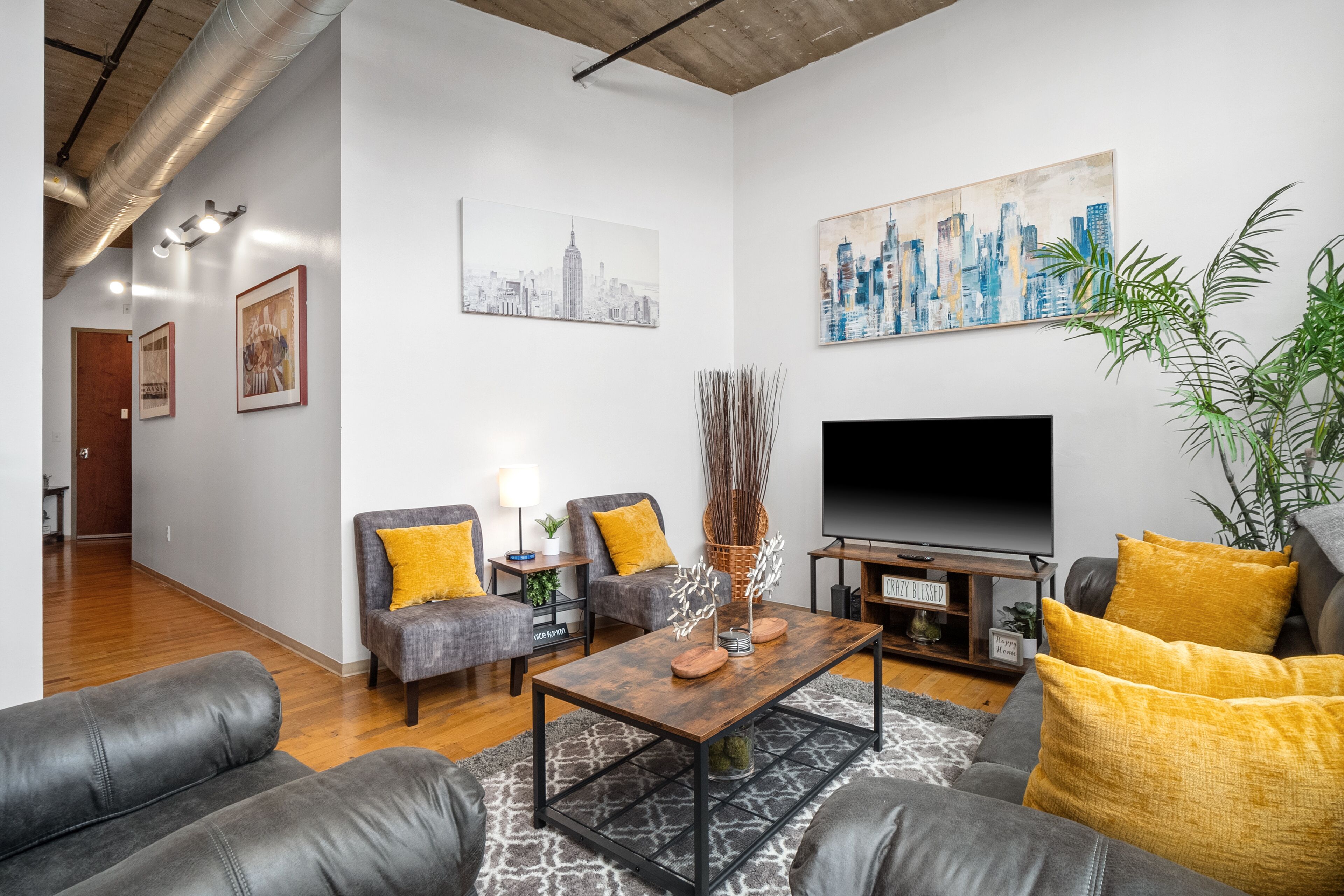 Spacious 2Bd/2ba LOFT Downtown Free Gated Parking.