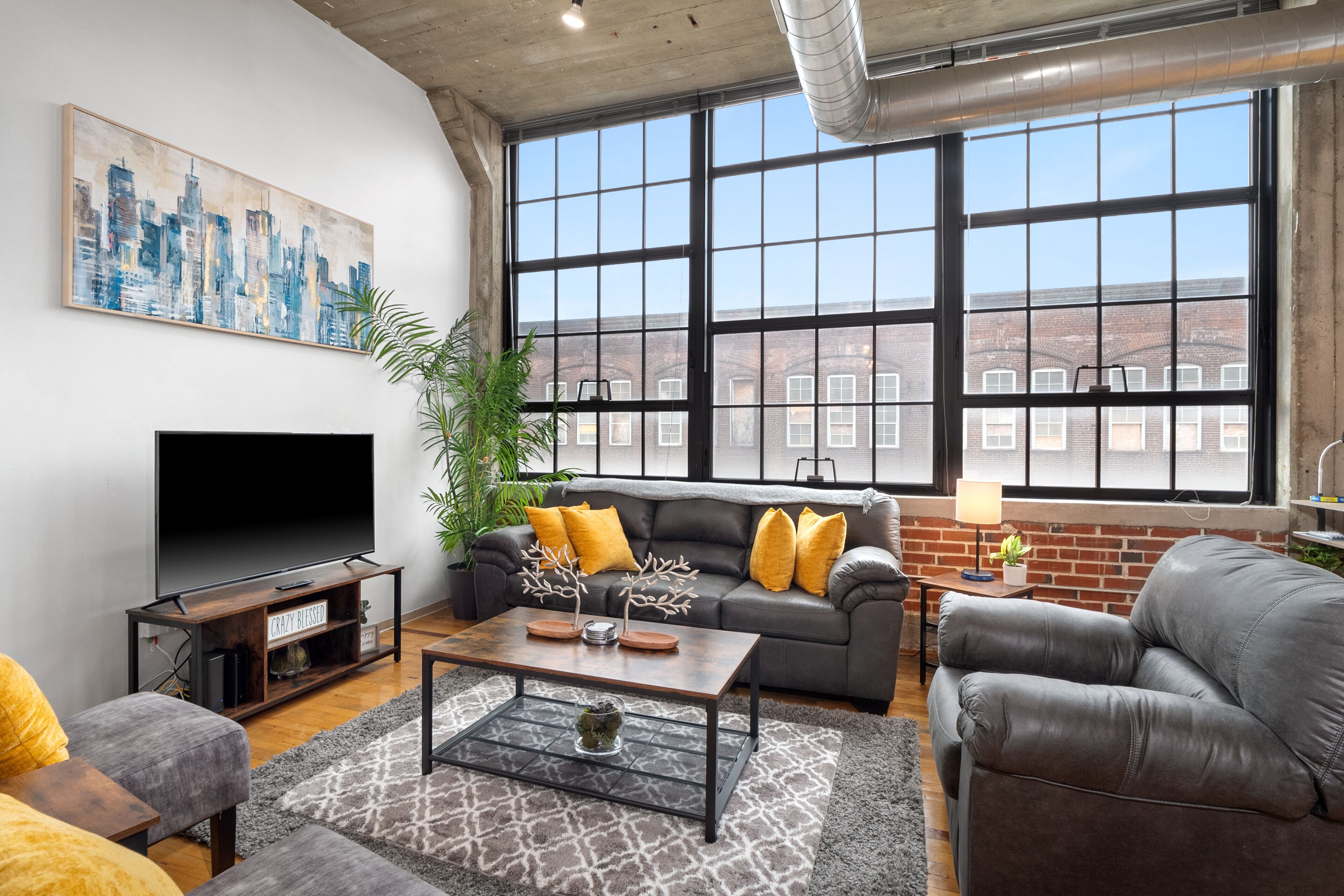 Spacious 2Bd/2ba LOFT Downtown Free Gated Parking.