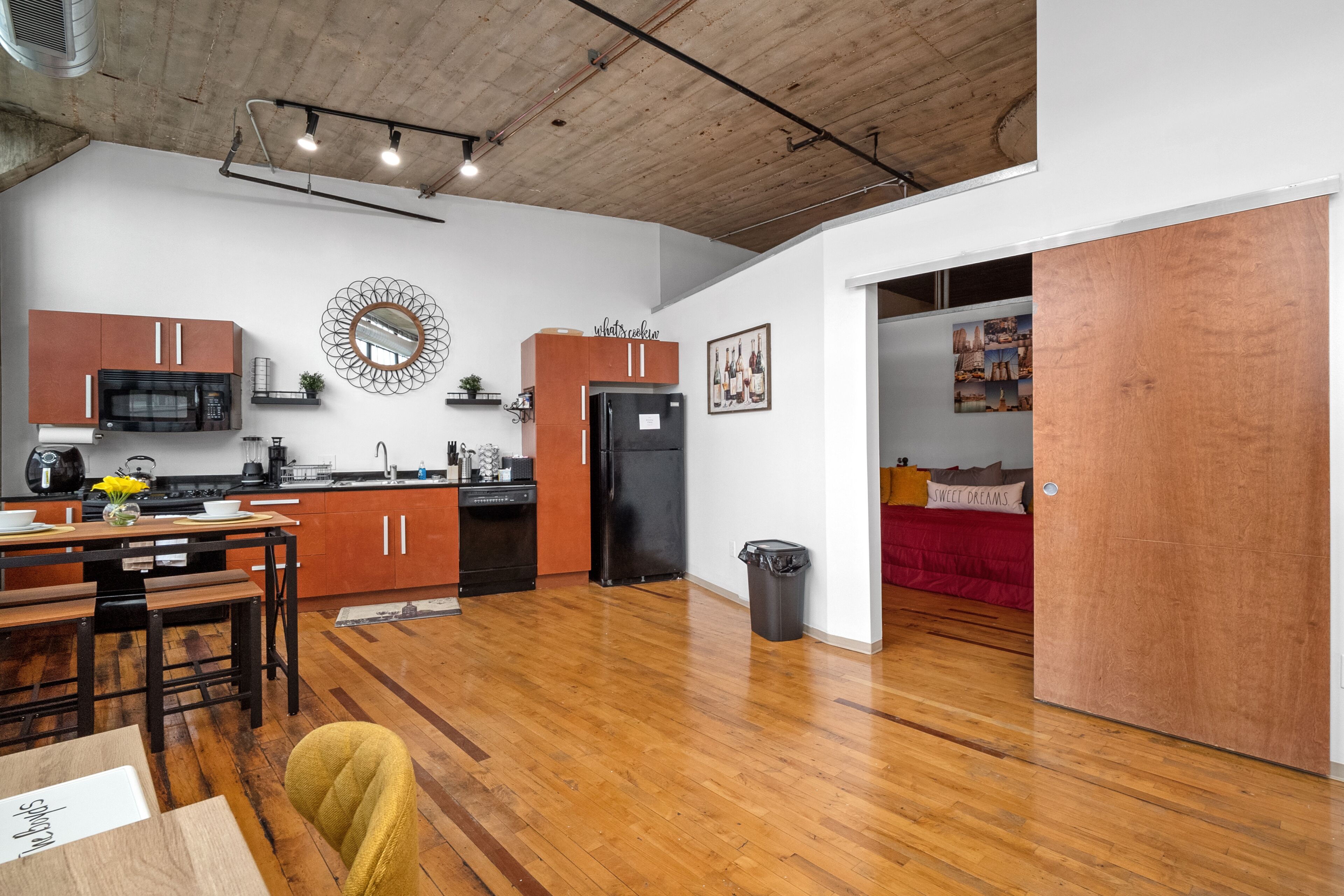 Spacious 2Bd/2ba LOFT Downtown Free Gated Parking.