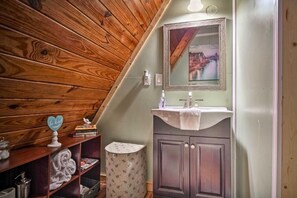 Ensemble douche/baignoire, sĂšche-cheveux, serviettes fournies, savon
