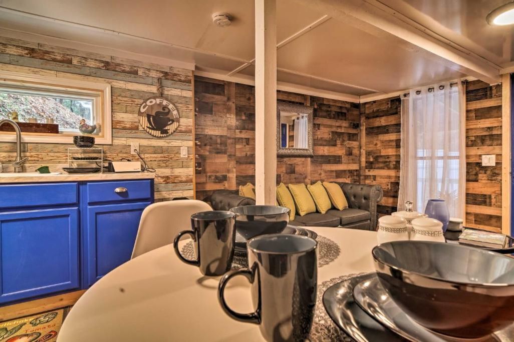 Cozy Tiny Cabin in Pigeon Forge 