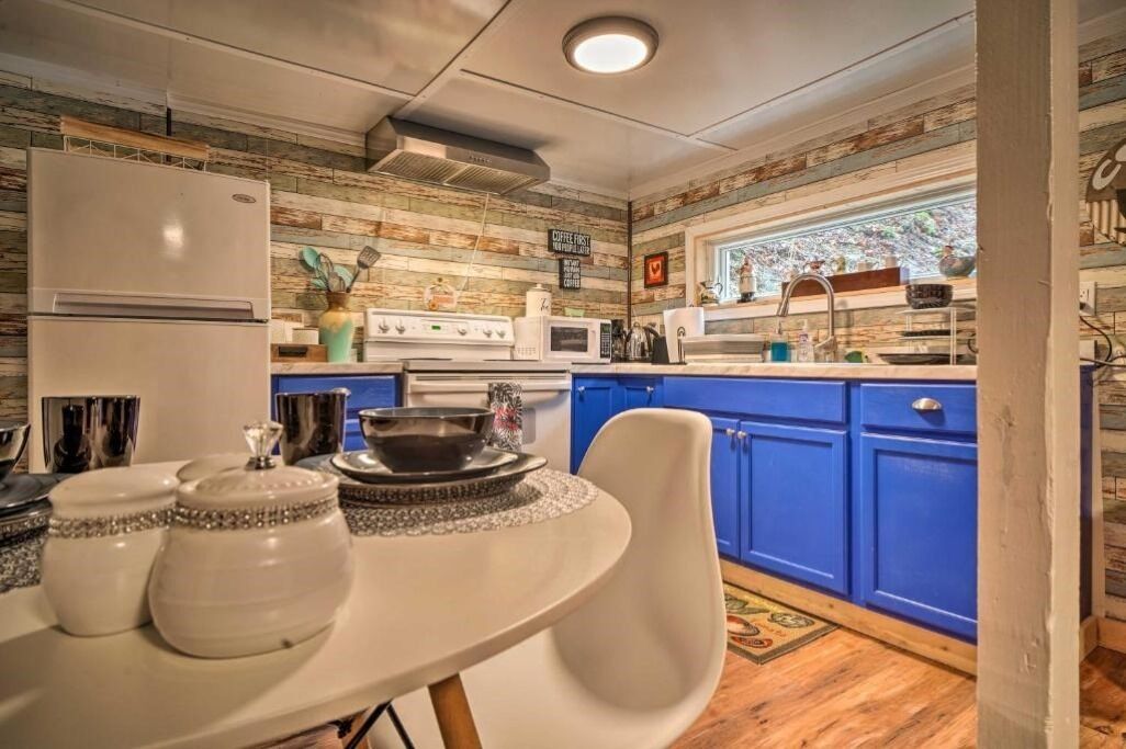 Cozy Tiny Cabin in Pigeon Forge 