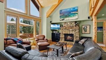 TV connectée, cheminée, lecteur de DVD, baby-foot