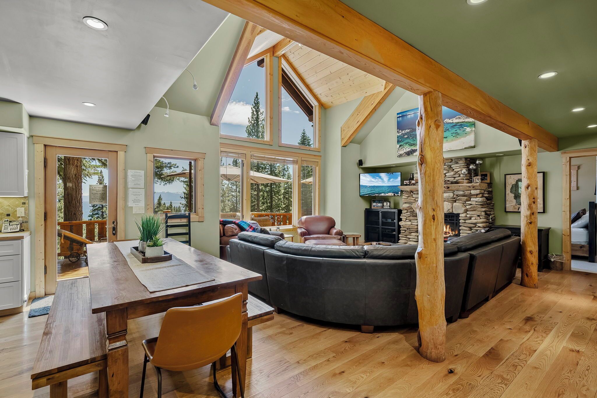 Lakeview in Tahoe Vista with hot tub, large deck and bbq!