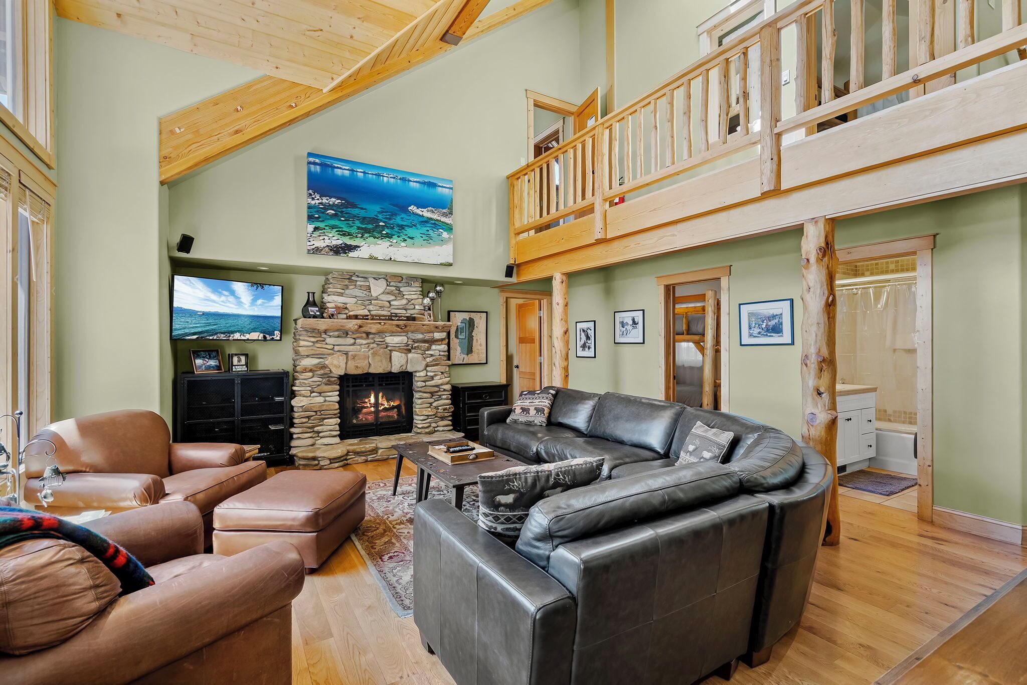 Lakeview in Tahoe Vista with hot tub, large deck and bbq!